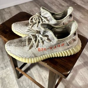 Adidas USED YEEZY BOOST 350 V2
BLUE TINT SIZE 10.